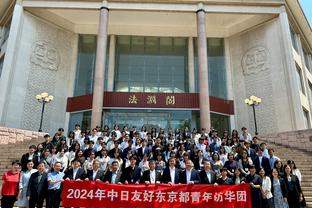 官方：多特与19岁前锋吉滕斯续约至2028年，目前身价为1400万欧